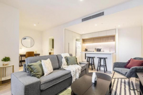 West Side Explore Downtown Melb in Stylish Apt